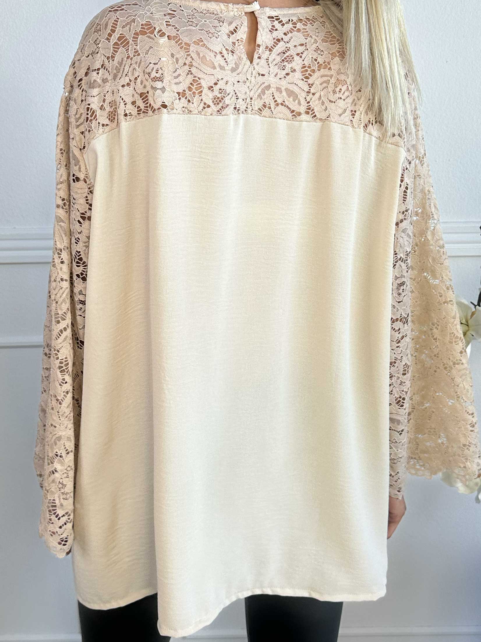 California - Sød tunika med blondeærmer